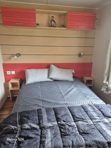 Postel nebo postele na pokoji v ubytování CARNAC CAMPING