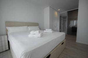 En eller flere senge i et værelse på Luxury 3 bedroom Villa Finestrat with a Pool + 42 billeder