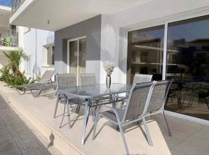 Μπαλκόνι ή βεράντα στο Beautiful 2 Bed Ground Floor Apartment With Pool