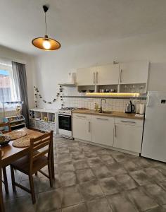 Kuchyň nebo kuchyňský kout v ubytování Rodinný apartmán U Kuby + 16 fotografií