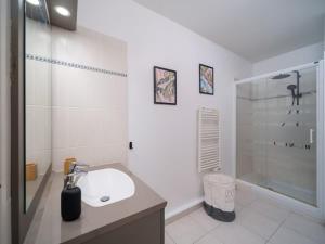 Un baño blanco con lavabo y ducha. en Aqaba, en La Ciotat 29 fotos más