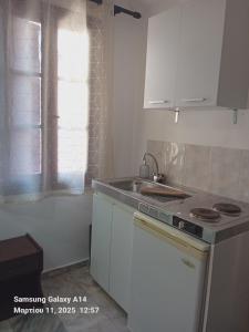 Kuchyň nebo kuchyňský kout v ubytování Giorgos House