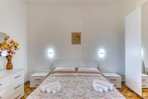 a bedroom with a bed with two towels on it at la casa del sole in Leuca
