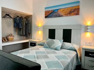 Postel nebo postele na pokoji v ubytování Hostal Los Mellizos