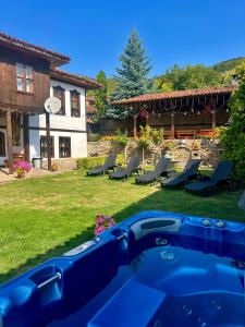 a hot tub in the yard of a house at Къща за гости Никула Чорбаджи in Zheravna