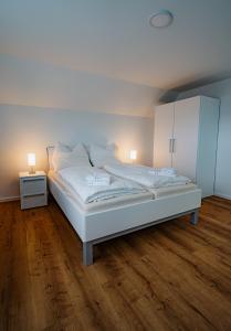 Postel nebo postele na pokoji v ubytování Stilvolle Ferienwohnungen mit Küche & Parkplatz in Hardert