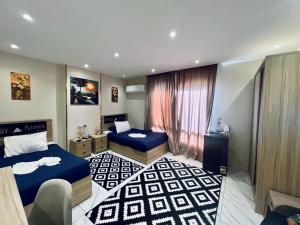 Un pat sau paturi într-o cameră la Kemitt pyramids view inn