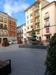 un árbol de Navidad en un patio frente a los edificios en Juderia, en Teruel