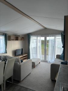 Ruang duduk di Silversands holiday park new caravan