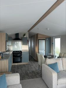 Dapur atau dapur kecil di Silversands holiday park new caravan