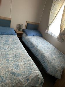 Katil atau katil-katil dalam bilik di Silversands holiday park new caravan +6 gambar