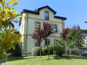 a white house with trees in front of it at Vivienda en el Sardinero in Santander