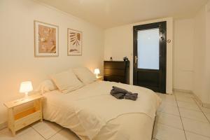 a bedroom with a bed with a backpack on it at Le Cocon Urbain-Hyper centre in Saint-Étienne