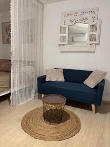 Χώρος καθιστικού στο Tiny house à 50m de la plage de Miomo