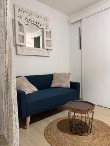Χώρος καθιστικού στο Tiny house à 50m de la plage de Miomo
