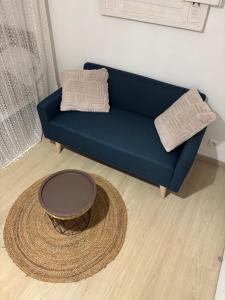 Χώρος καθιστικού στο Tiny house à 50m de la plage de Miomo