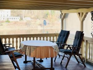 A balcony or terrace at Ferienhaus am Elberadweg mit Sauna & Kamin - Natur, Erholung & S-Bahn-Anbindung - Saxon Oase