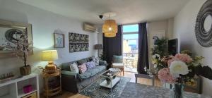 una sala de estar con un sofá y una mesa en Vistas mar Candelaria 120 meters, en Candelaria