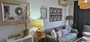 Una sala de estar con un sofá y una lámpara. en Vistas mar Candelaria 120 meters, en Candelaria
