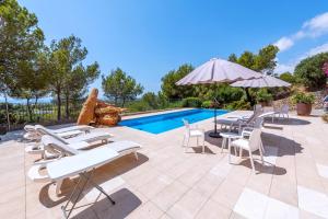 a patio with lounge chairs and a swimming pool at Villa Azumar, piscina, jardín in Sant Carles de Peralta