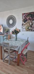Una mesa de comedor con un jarrón de flores encima. en Vistas mar Candelaria 120 meters, en Candelaria 28 fotos más