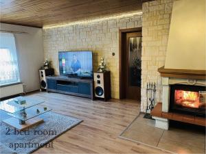 TV a/nebo společenská místnost v ubytování Ferienhaus am Elberadweg mit Sauna & Kamin - Natur, Erholung & S-Bahn-Anbindung - Saxon Oase