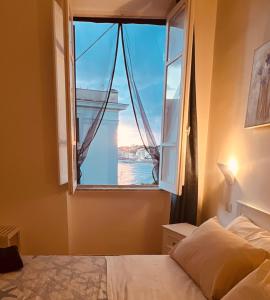 Ένα ή περισσότερα κρεβάτια σε δωμάτιο στο La terrazza sul mare