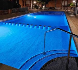 Bazén v ubytování Comarruga Playa apartamento con piscina nebo v jeho okolí