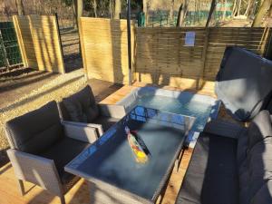 una piscina con tavolo e TV di Parkcity SPA Domek z jacuzzi w Parku Śląskim a Katowice