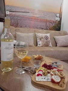 - une table avec une bouteille de vin et un verre dans l'établissement Darłówko 300m plaża Kładkowe Studio 1, à Darłowo