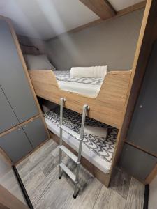 una vista sul soffitto di un letto a castello in una camera di Parkcity SPA Domek z jacuzzi w Parku Śląskim a Katowice