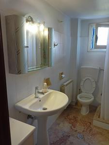 Koupelna v ubytování Four view house in Kalymnos Κάθε μπαλκόνι έχει άλλη θέα + 30 fotografií