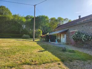 an empty yard next to a brick house at L appartement du Clos Loret - Alençon in Saint-Germain-du-Corbéis
