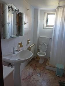 Koupelna v ubytování Four view house in Kalymnos Κάθε μπαλκόνι έχει άλλη θέα