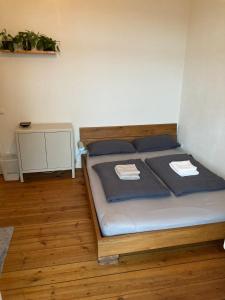 Postel nebo postele na pokoji v ubytování Zentrales Zimmer mit eigenem Balkon