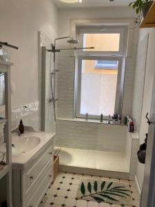Koupelna v ubytování Zentrales Zimmer mit eigenem Balkon