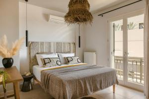 sypialnia z łóżkiem i balkonem w obiekcie Alma Luxury Residences - Gaia apartment 2 w mieście EFL