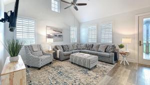 una sala de estar con un sofá y dos sillas en Beachside Dream, Heated Poolhot Tub, 2 King Beds, en Galveston 30 fotos más