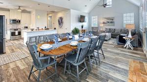 Un comedor y una sala de estar con mesa y sillas. en Beachside Dream, Heated Poolhot Tub, 2 King Beds, en Galveston
