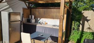 an outdoor kitchen with a counter and a refrigerator at ANA Belle chambre in Saint Paul de Vence