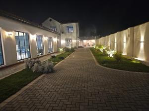 Κήπος έξω από το Luxury Beachfront Villa with Indoor Pool & BBQ