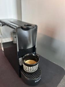 Coffee and tea making facilities at Apartment Omnia Még 21 kép
