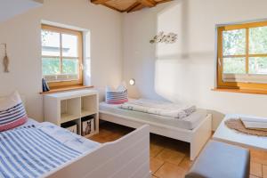 une chambre avec deux lits et une fenêtre dans l'établissement Ferienwohnung Fachwerkhaus - Westen unten - Bauernhof Hopp Vadersdorf, à Fehmarn
