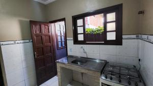 Η κουζίνα ή μικρή κουζίνα στο Casa com Garagem, 3 Quartos e Churrasqueira +42 φωτογραφίες
