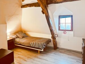 Giường trong phòng chung tại Maison 4ch, 5 lits, terrasse, Terrasson Dordogne