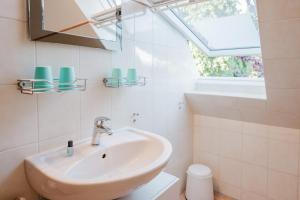 Ένα μπάνιο στο Ferienwohnung Fachwerkhaus - Westen oben - Bauernhof Hopp Vadersdorf +36 φωτογραφίες