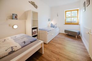 Ένα ή περισσότερα κρεβάτια σε δωμάτιο στο Ferienwohnung Fachwerkhaus - Westen oben - Bauernhof Hopp Vadersdorf