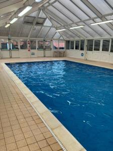 a large swimming pool with blue water in a gym at Isle Escape in Rookley