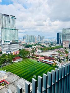 una vista de una ciudad con edificios altos en The Colony KLCC by Zenith Suites, en Kuala Lumpur