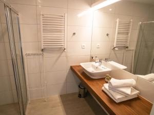 une salle de bain avec lavabo et douche dans l'établissement Apartamenty Czarna Góra Resort - Livigno 1 i 2, à Sienna 16 autres photos